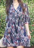 Vestido con mangas acampanadas y estampado floral 