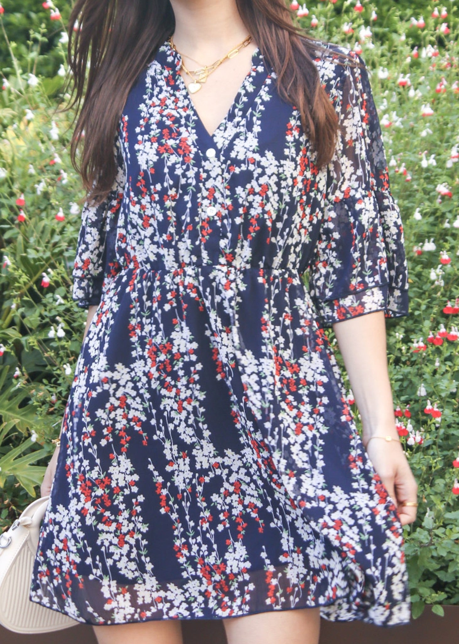 Vestido con mangas acampanadas y estampado floral 