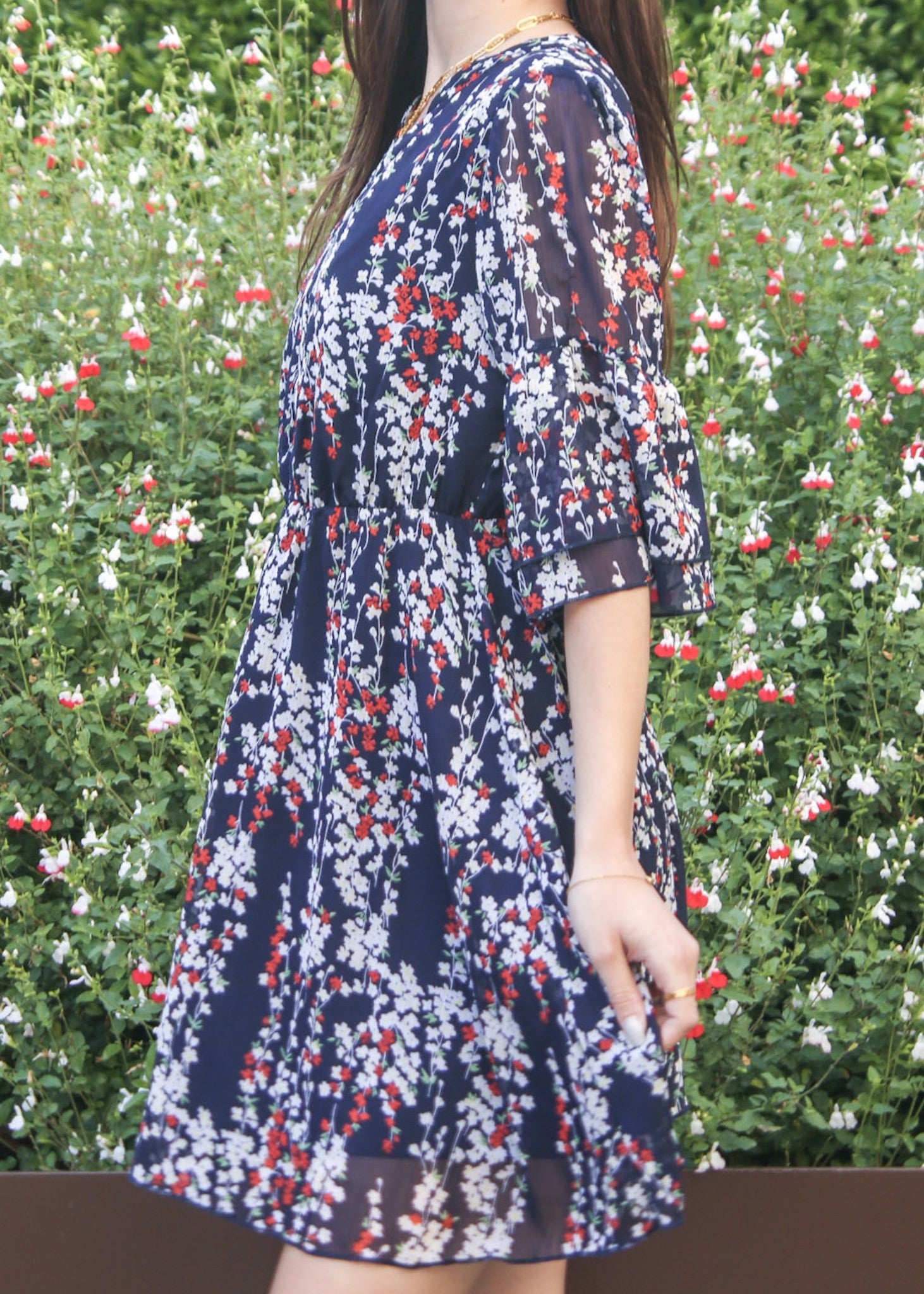 Vestido con mangas acampanadas y estampado floral 