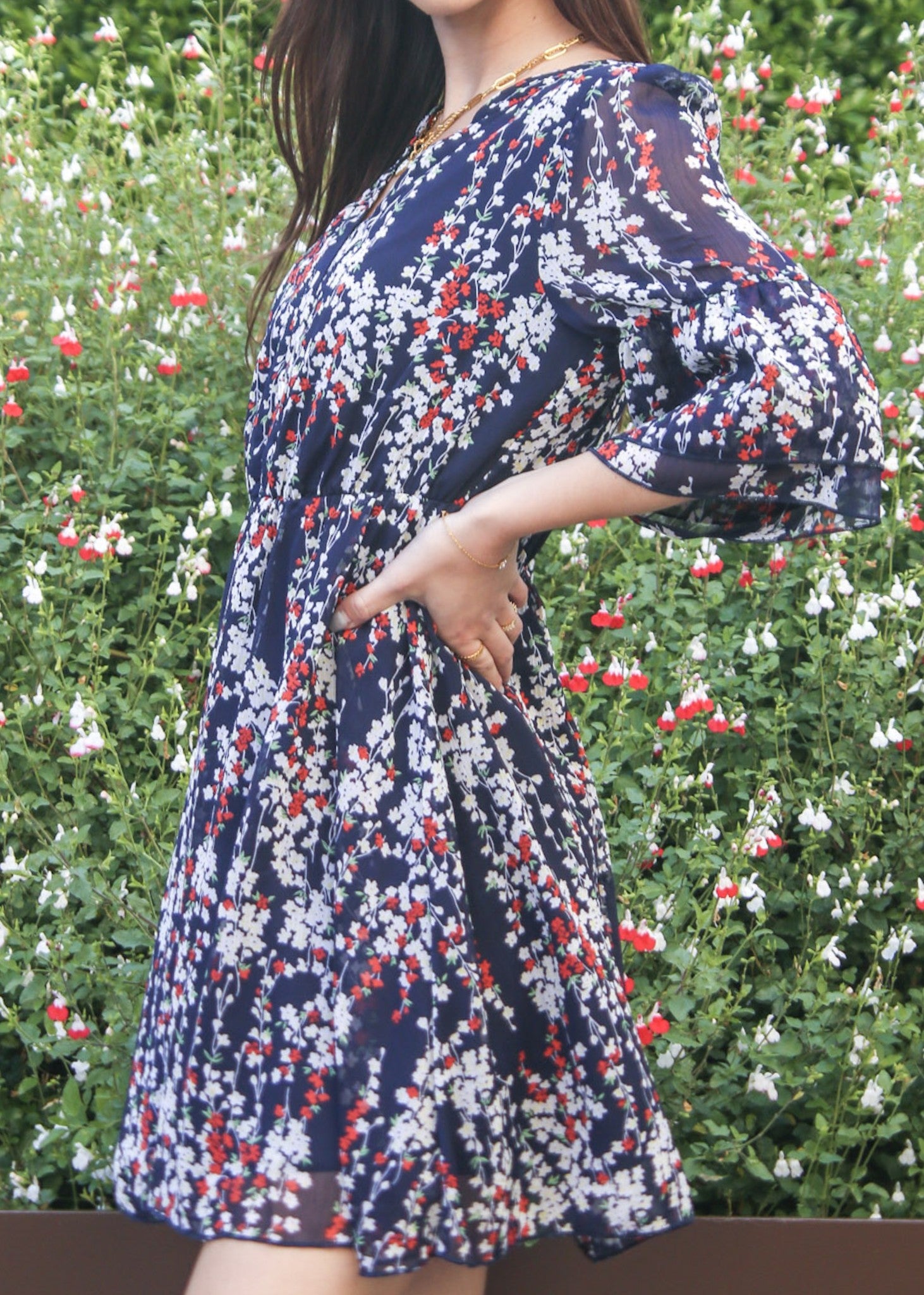 Vestido con mangas acampanadas y estampado floral 