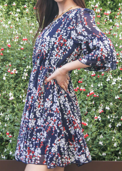 Vestido con mangas acampanadas y estampado floral 