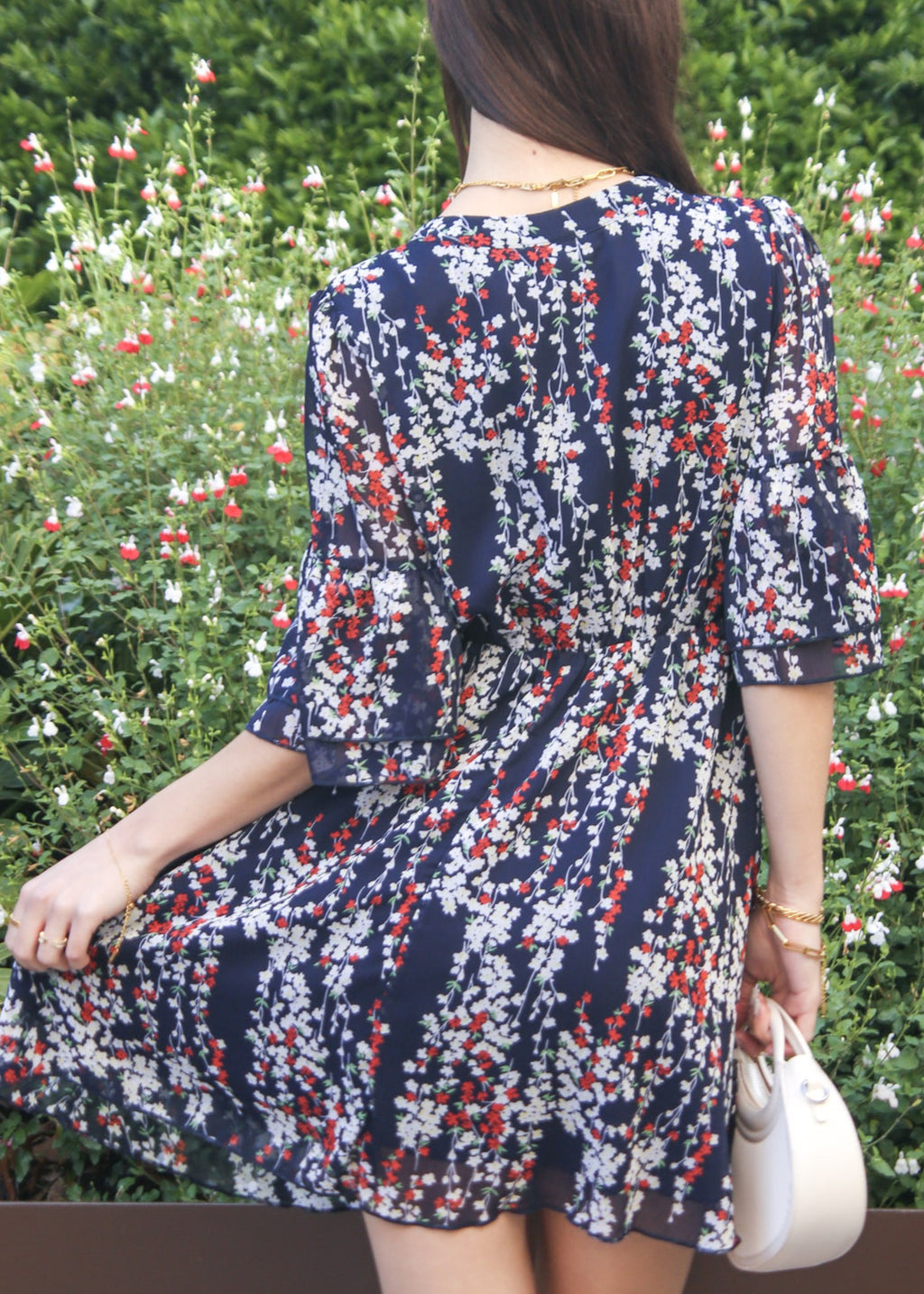 Vestido con mangas acampanadas y estampado floral 
