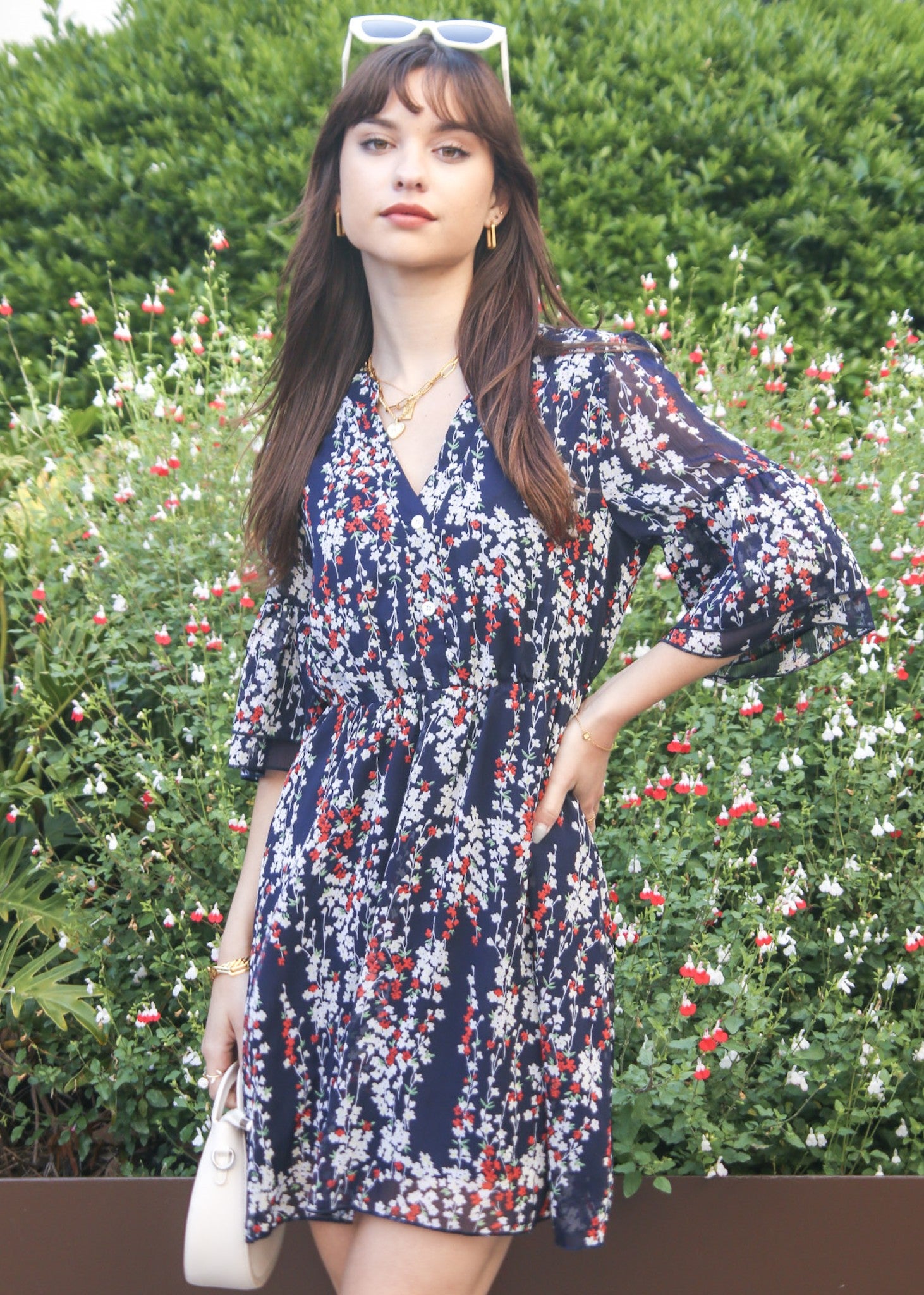 Vestido con mangas acampanadas y estampado floral 