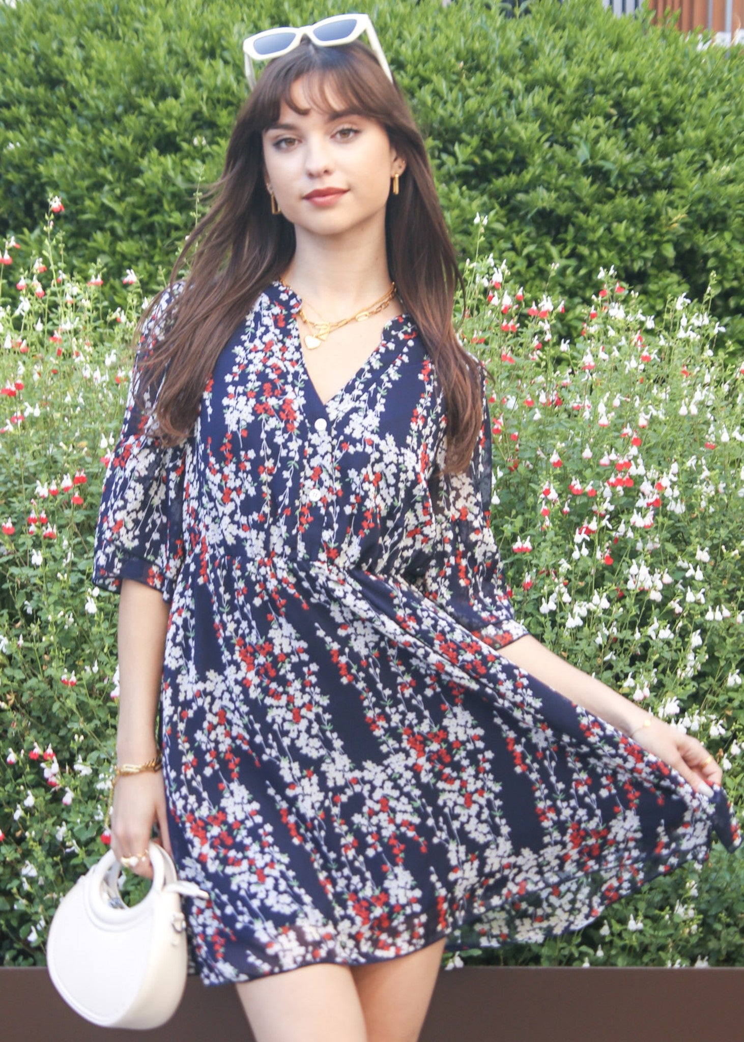 Vestido con mangas acampanadas y estampado floral 