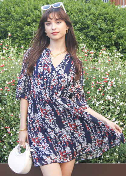 Vestido con mangas acampanadas y estampado floral 