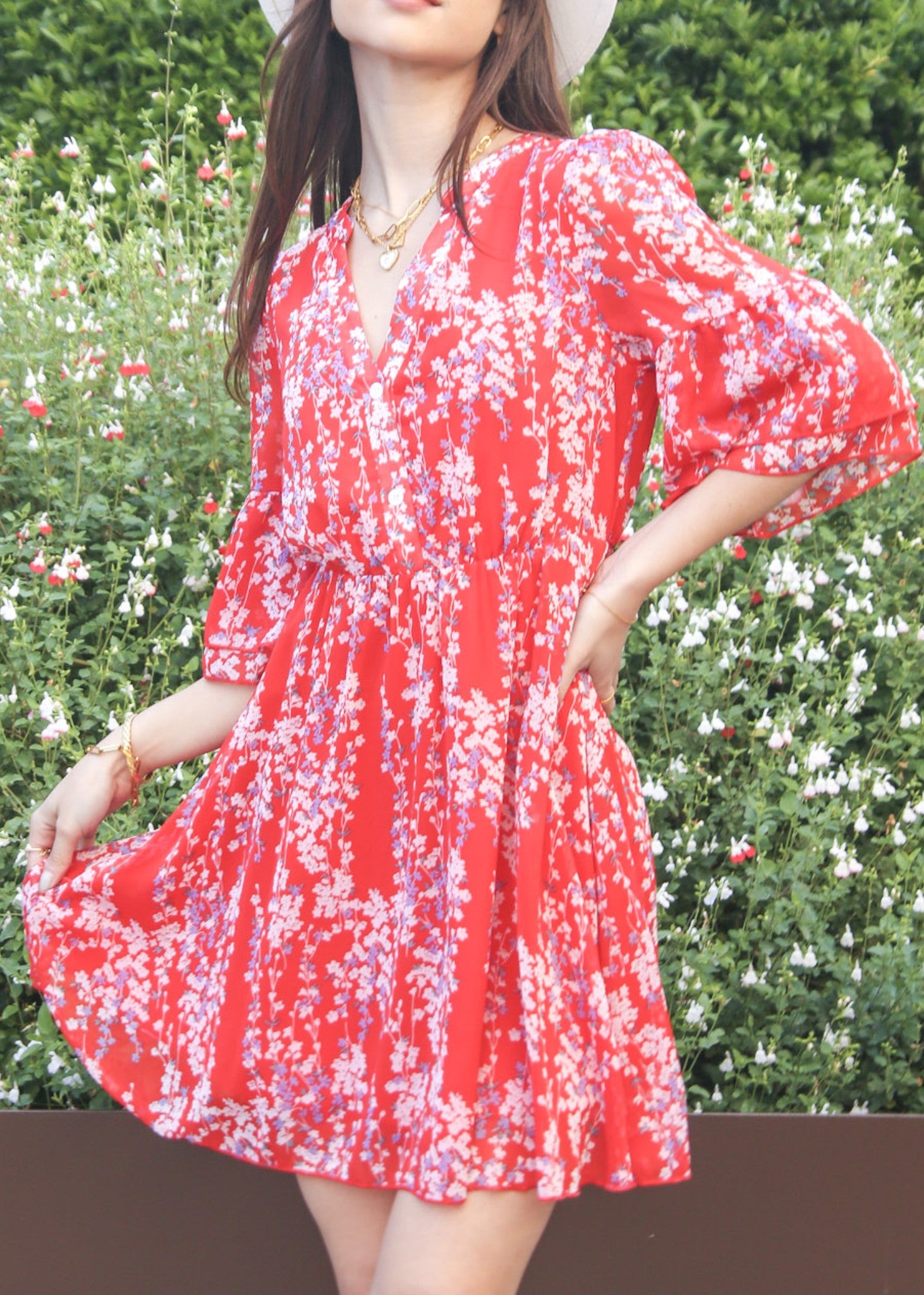 Vestido con mangas acampanadas y estampado floral 
