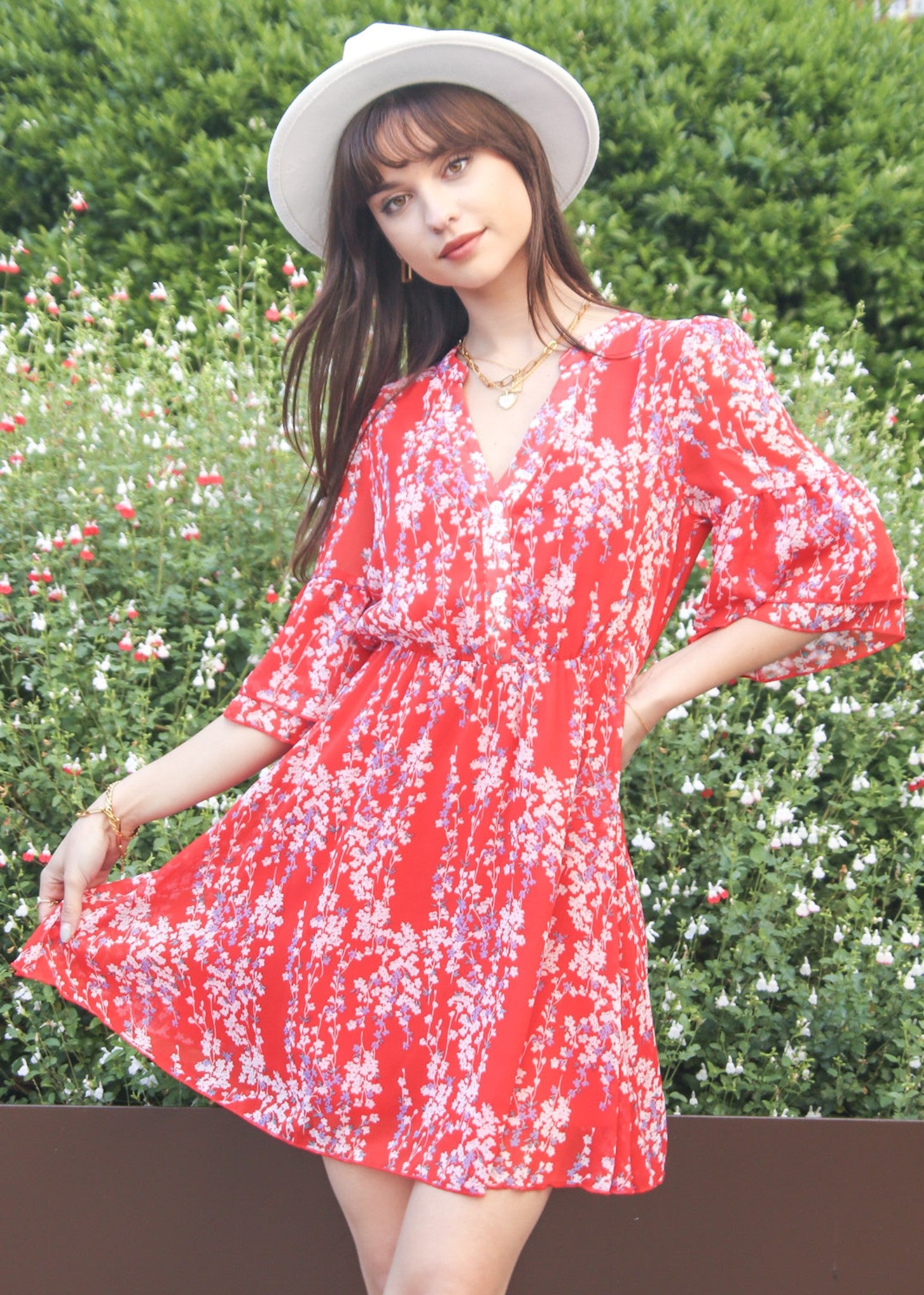 Vestido con mangas acampanadas y estampado floral 
