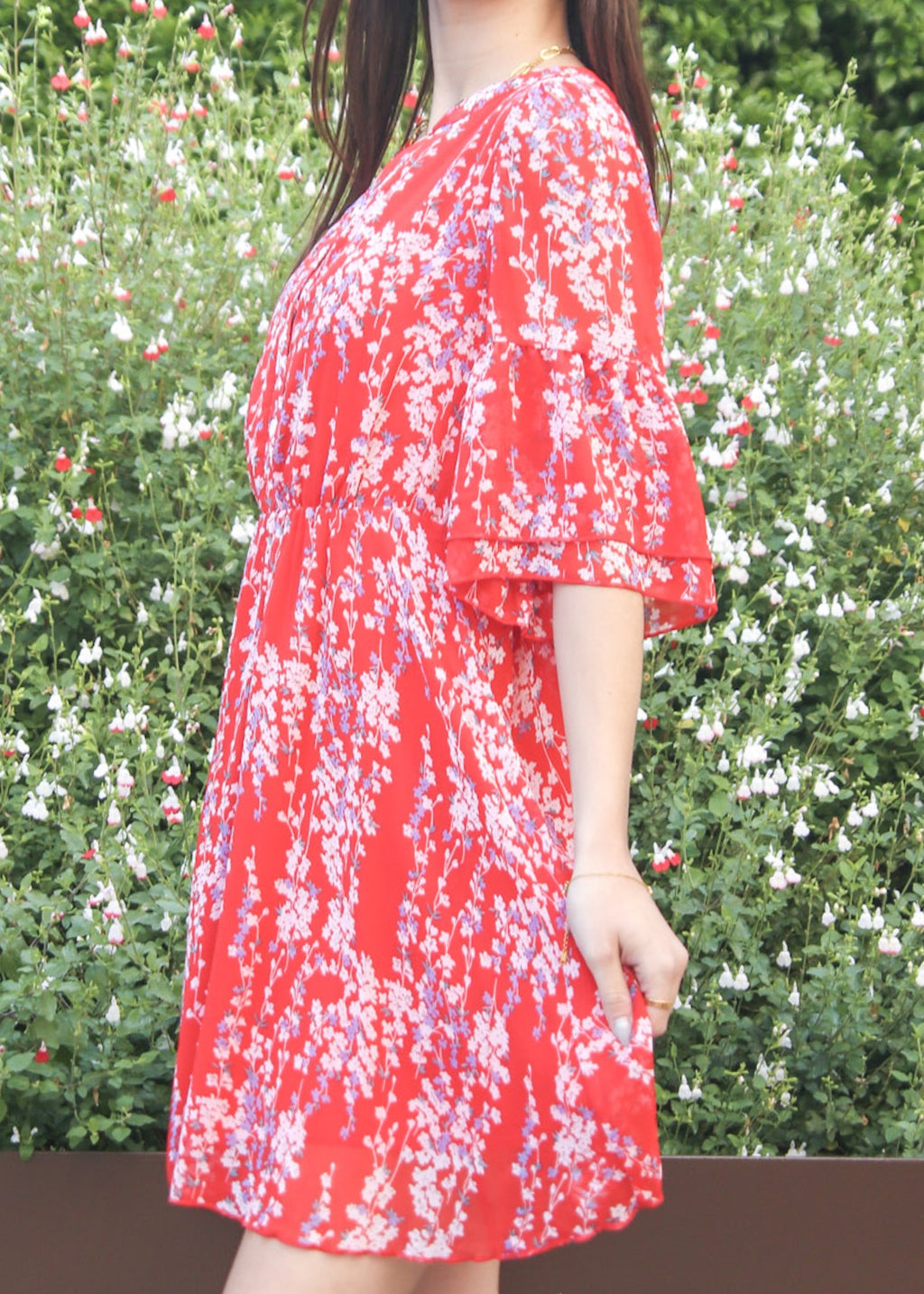 Vestido con mangas acampanadas y estampado floral 
