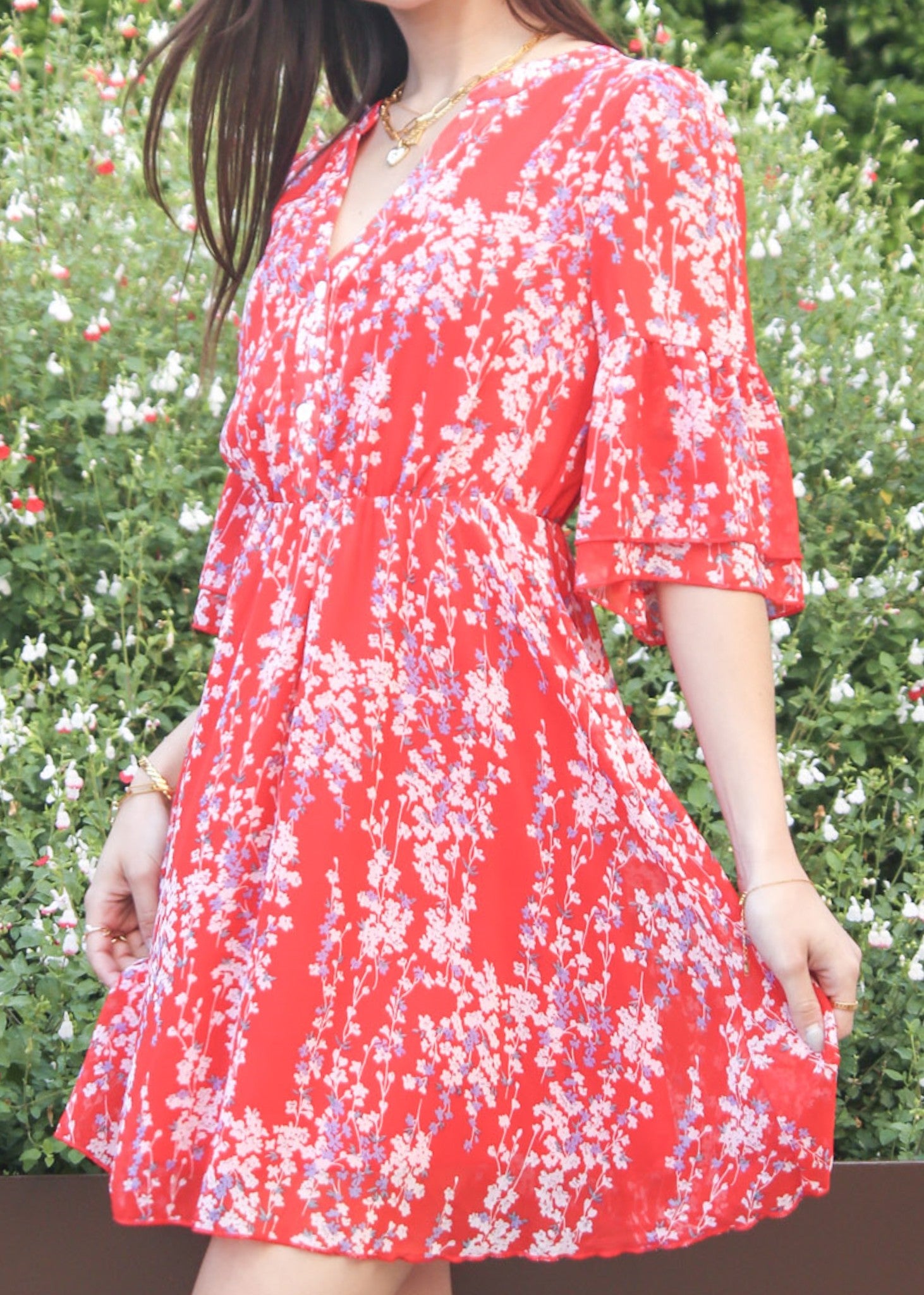 Vestido con mangas acampanadas y estampado floral 