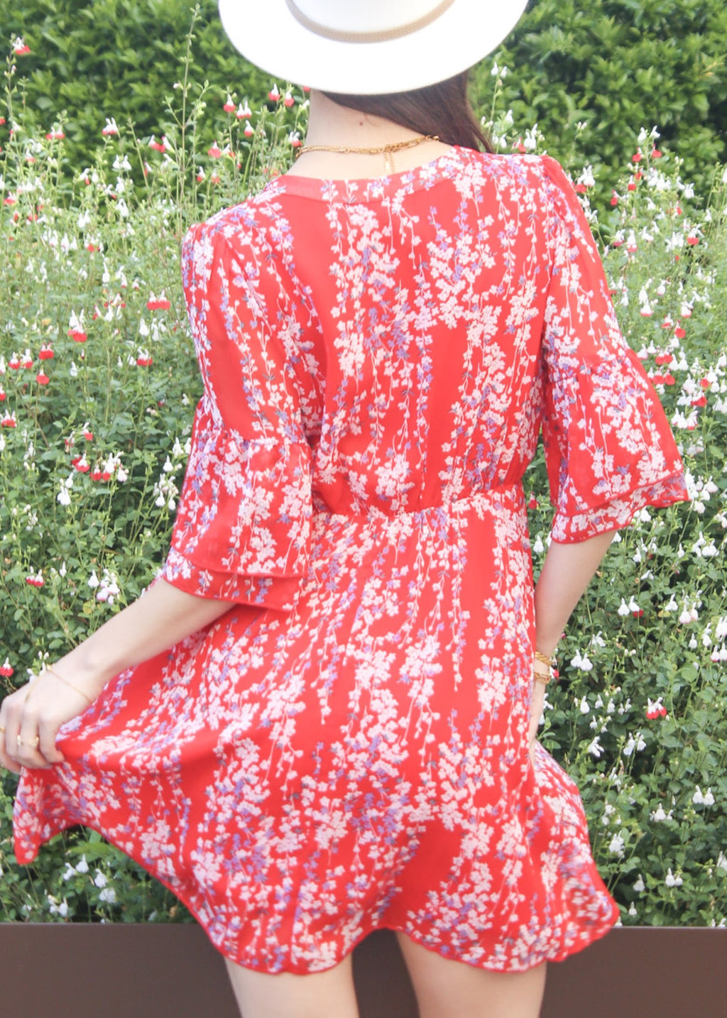 Vestido con mangas acampanadas y estampado floral 