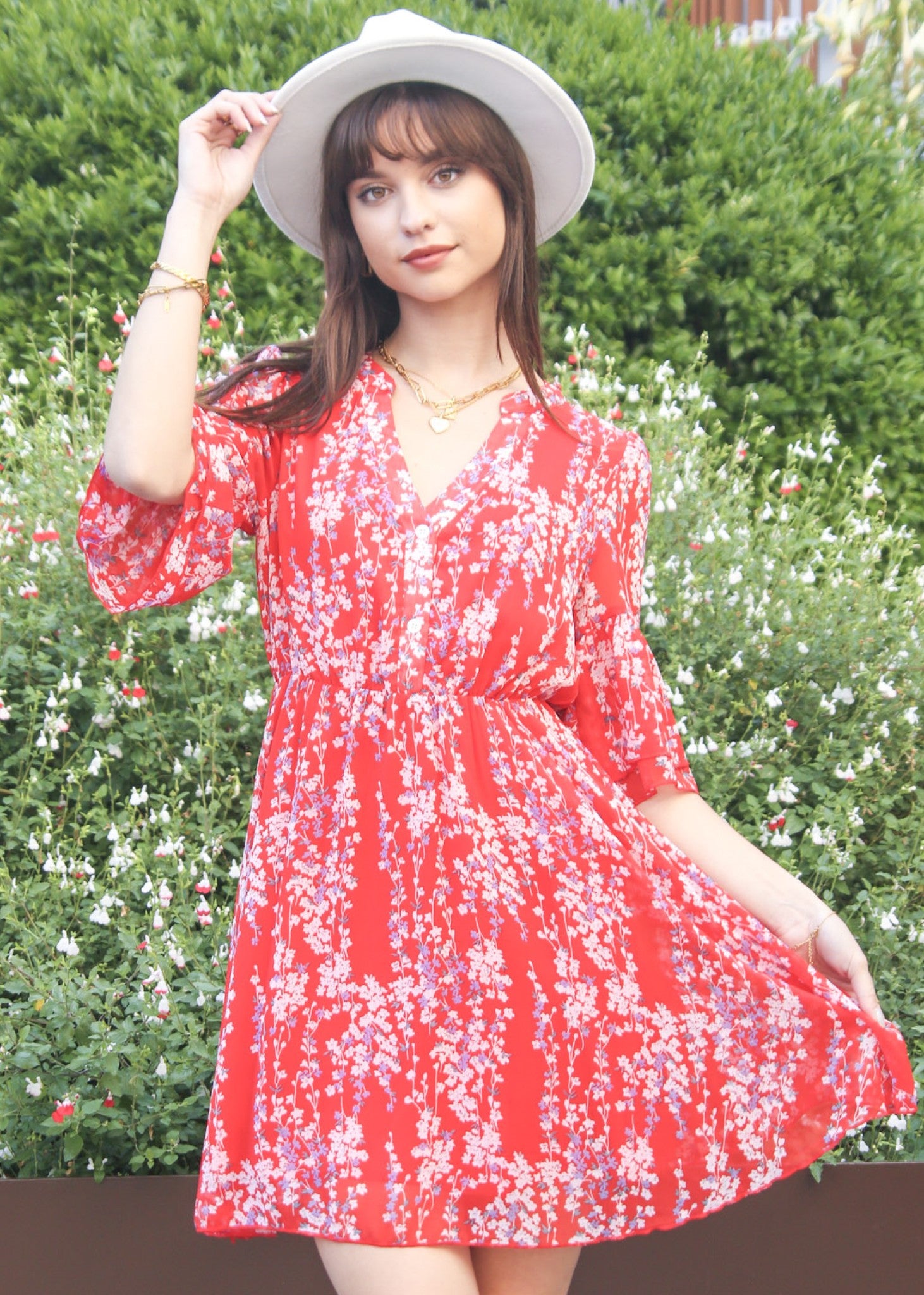 Vestido con mangas acampanadas y estampado floral 