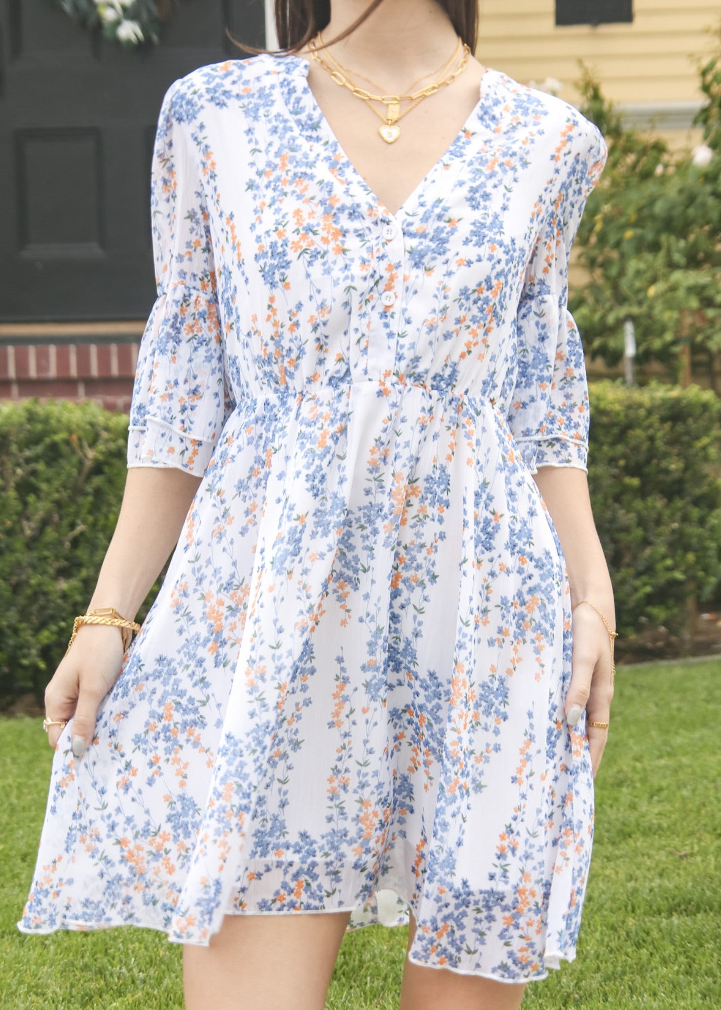 Vestido con mangas acampanadas y estampado floral 