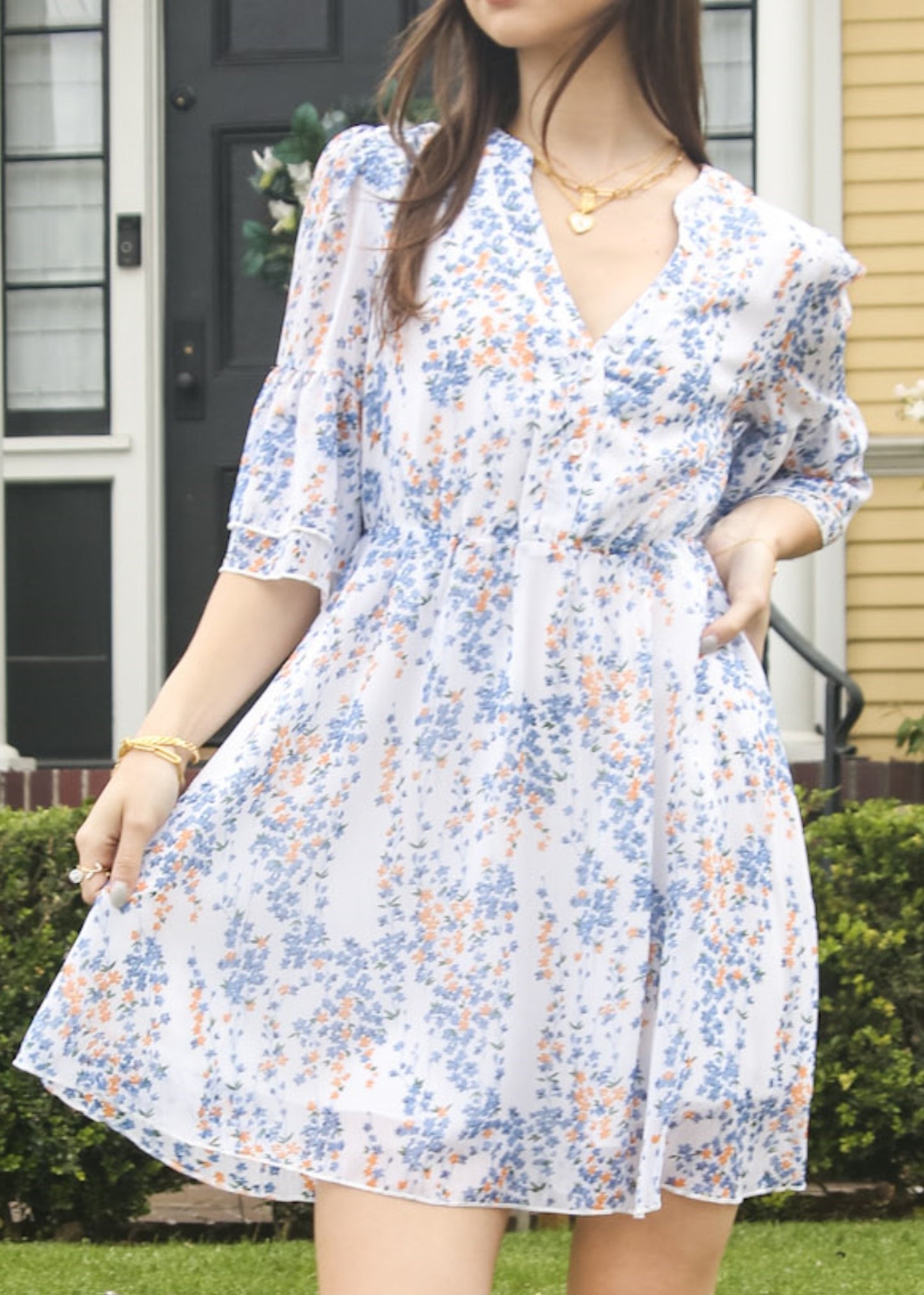 Vestido con mangas acampanadas y estampado floral 