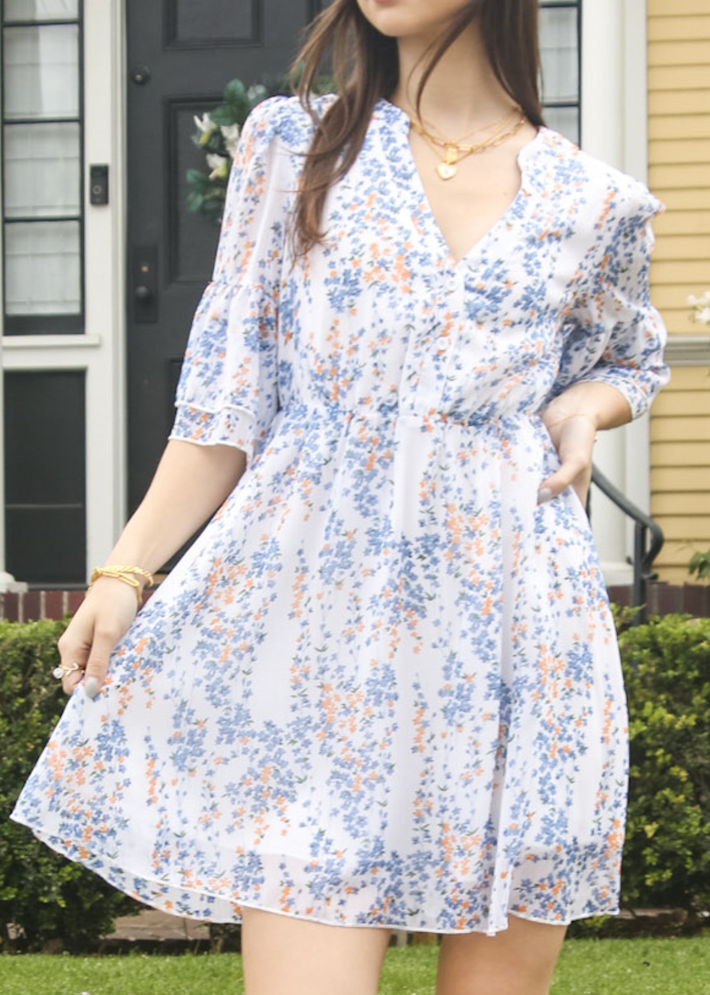 Vestido con mangas acampanadas y estampado floral 