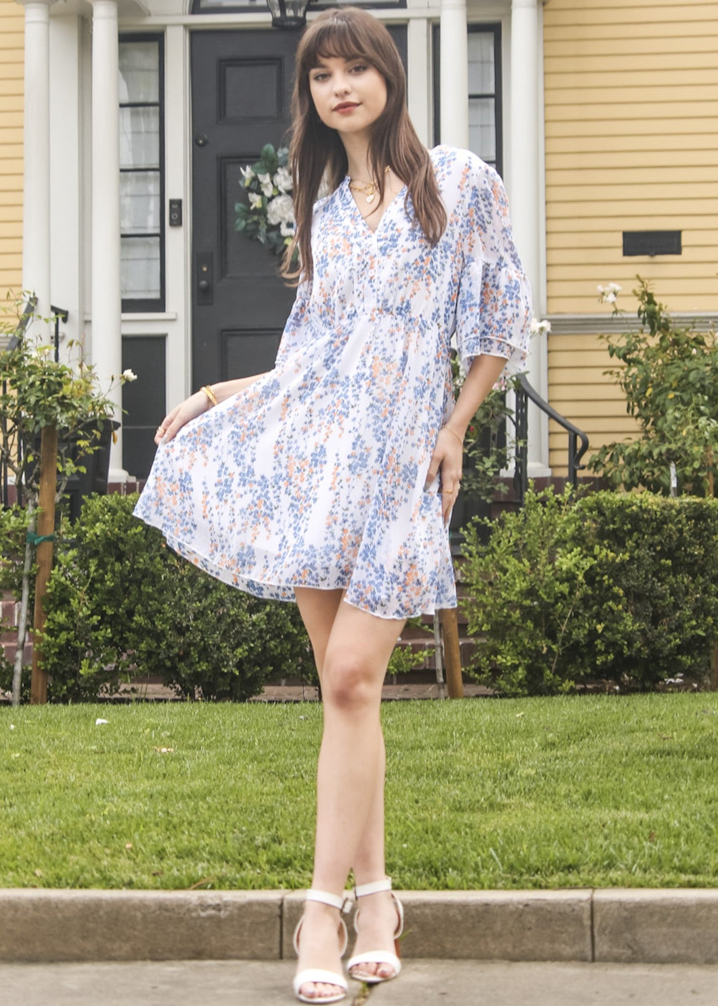 Vestido con mangas acampanadas y estampado floral 