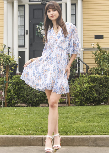 Vestido con mangas acampanadas y estampado floral 