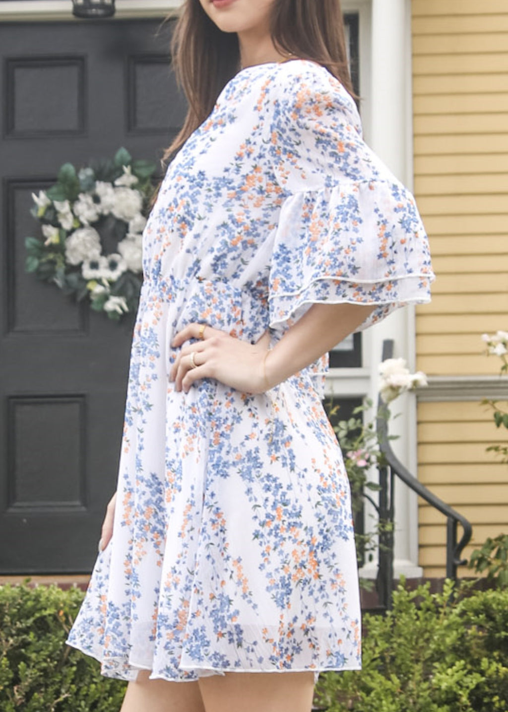 Vestido con mangas acampanadas y estampado floral 