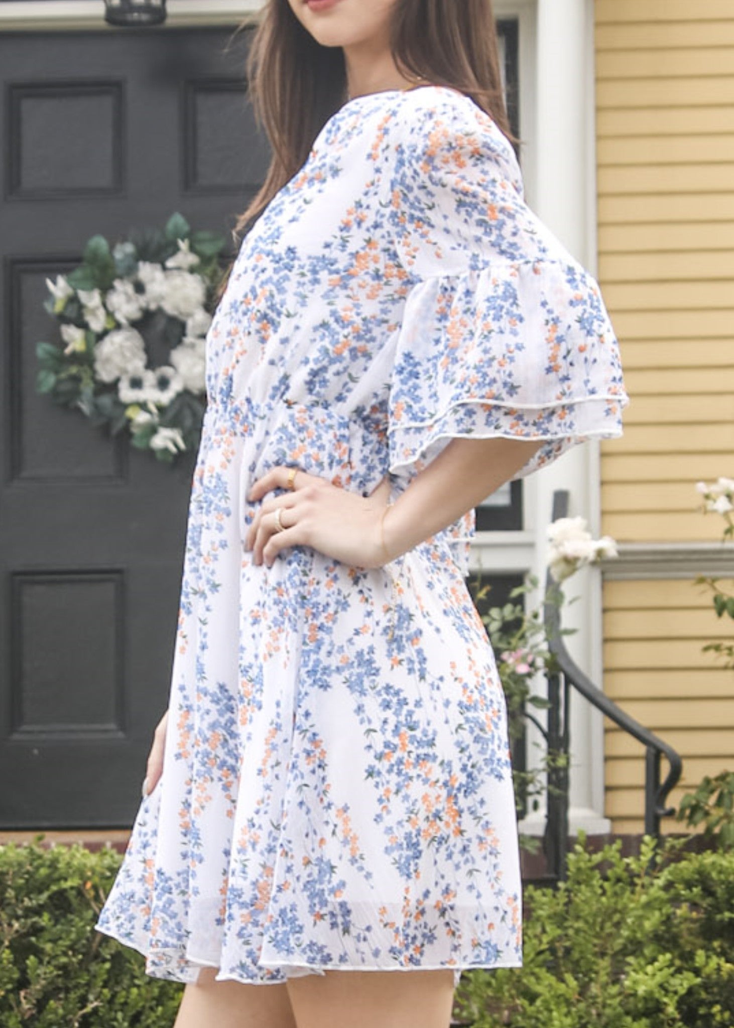 Vestido con mangas acampanadas y estampado floral 