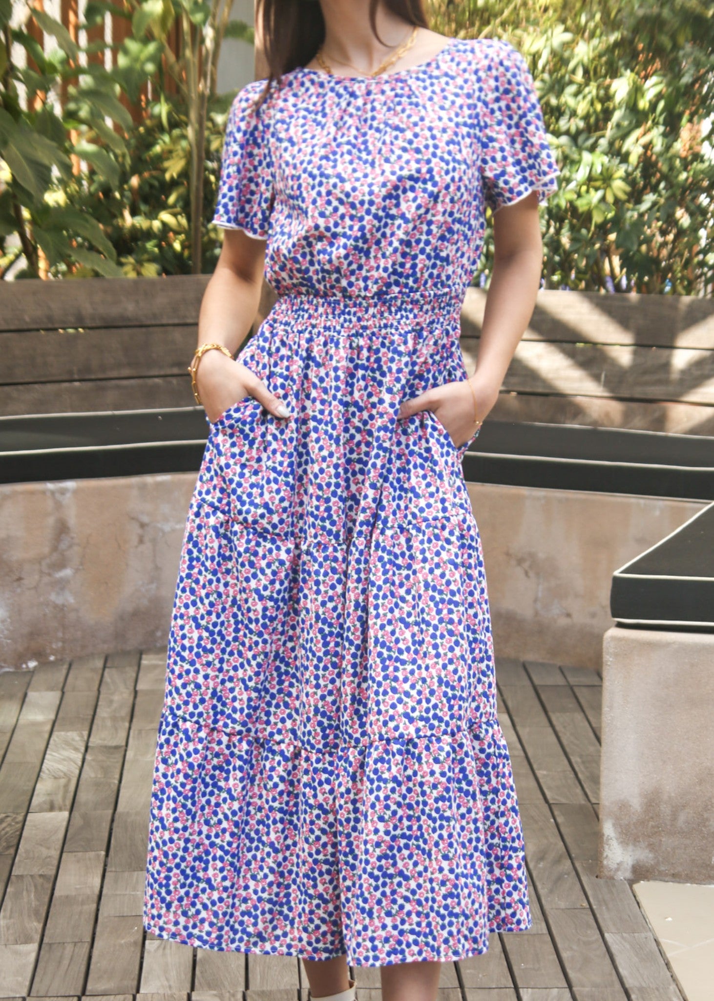 Vestido con cintura fruncida y mangas abullonadas 