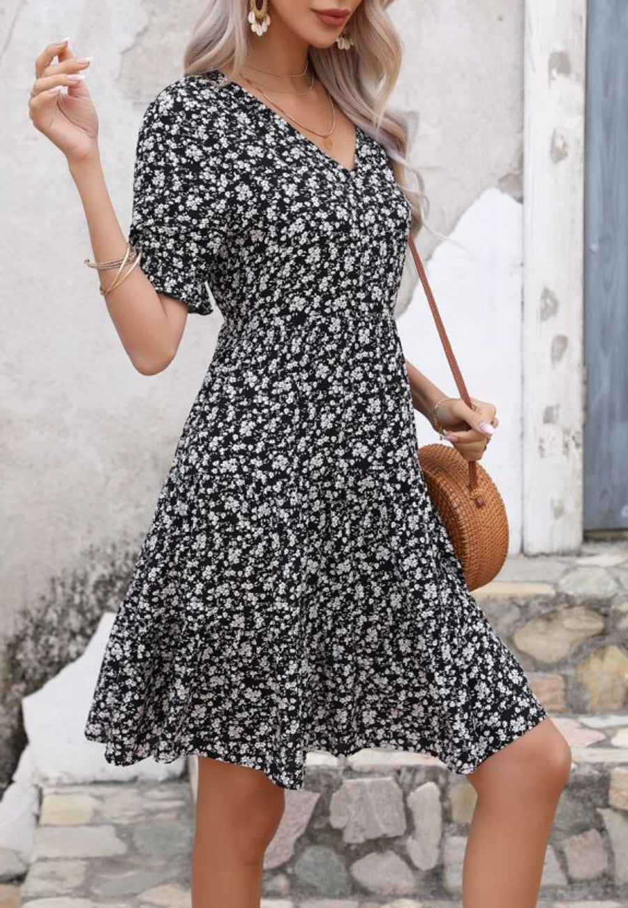 Vestido de manga corta con volantes florales