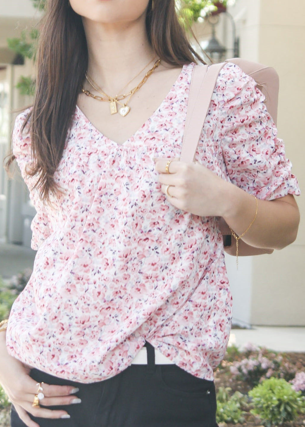 Camisa con escote en V y mangas fruncidas