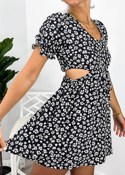 Vestido con abertura lateral y lazo en la cintura