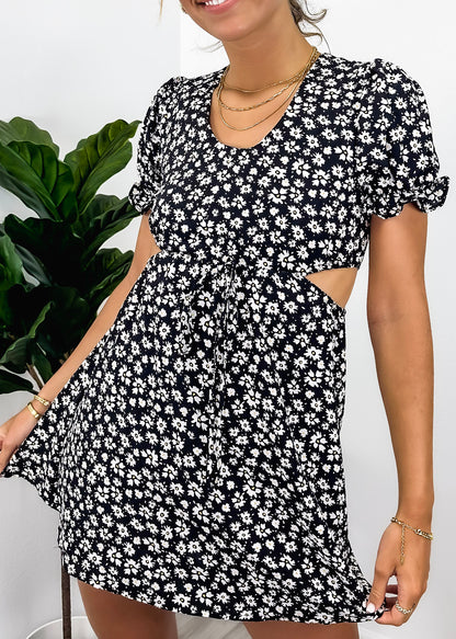 Vestido con abertura lateral y lazo en la cintura