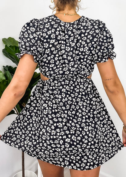 Vestido con abertura lateral y lazo en la cintura