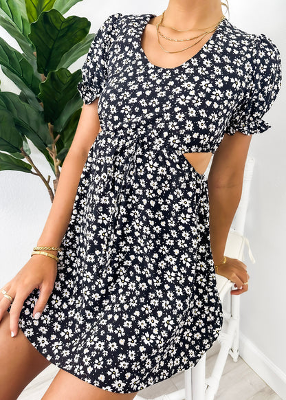 Vestido con abertura lateral y lazo en la cintura