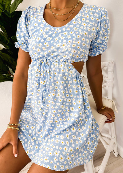 Vestido con abertura lateral y lazo en la cintura