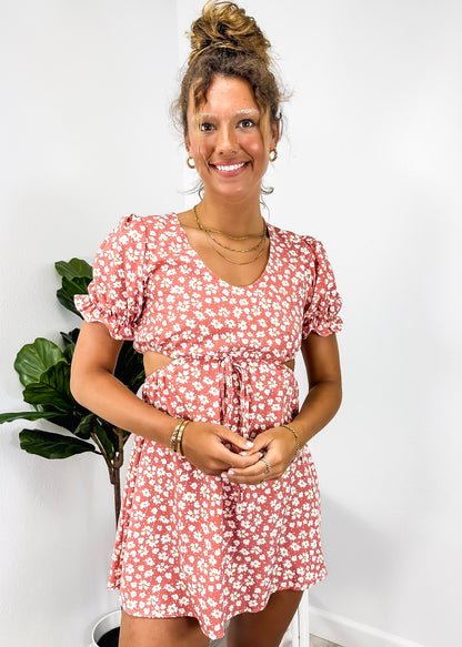 Vestido con abertura lateral y lazo en la cintura