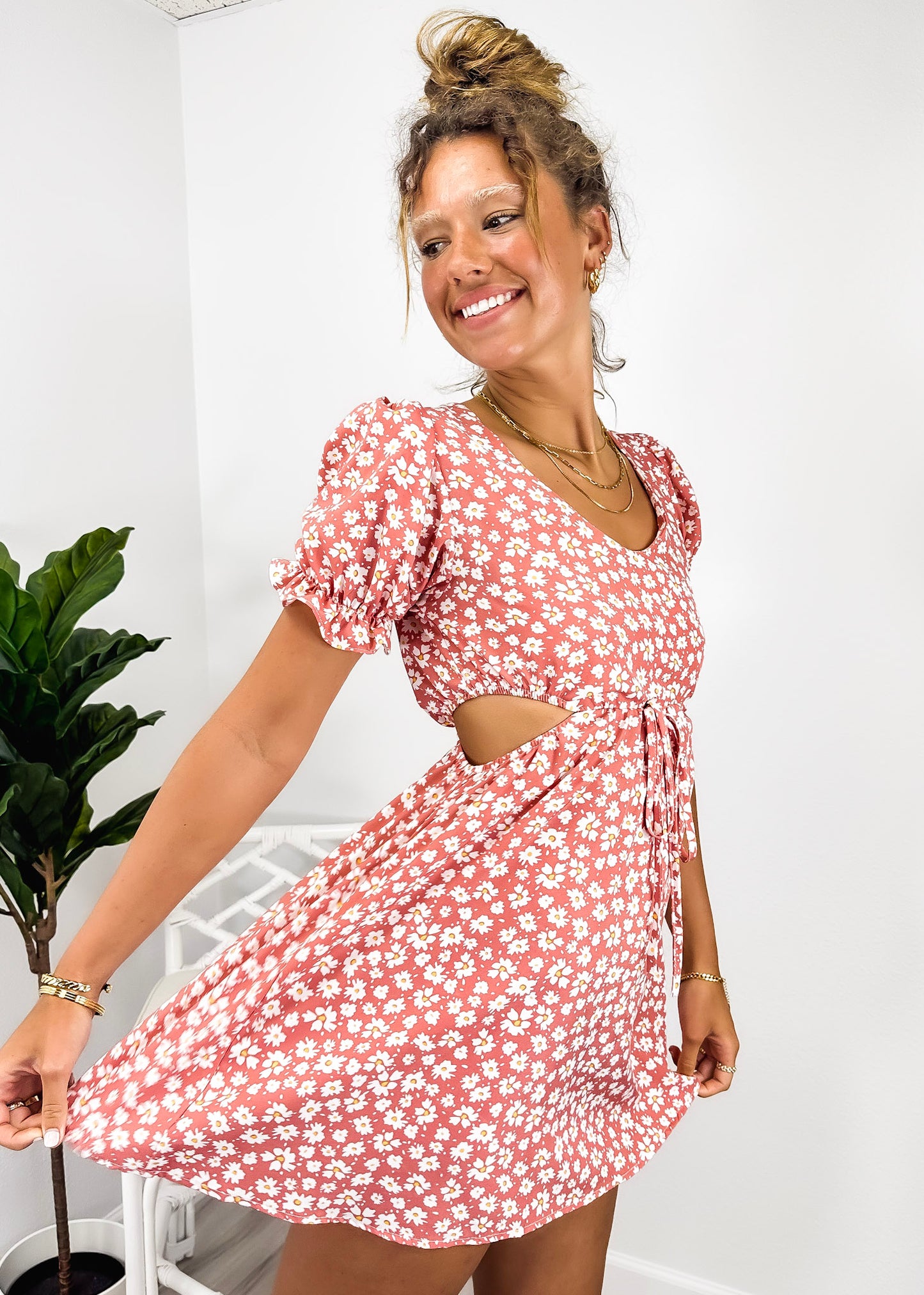 Vestido con abertura lateral y lazo en la cintura