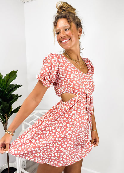 Vestido con abertura lateral y lazo en la cintura