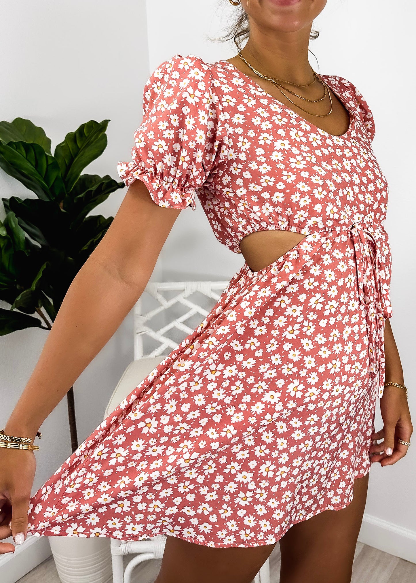 Vestido con abertura lateral y lazo en la cintura