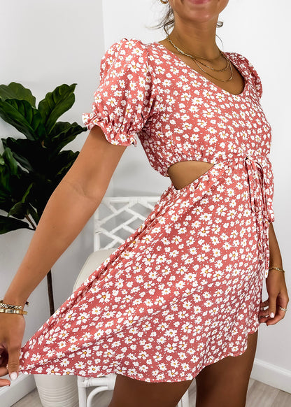 Vestido con abertura lateral y lazo en la cintura