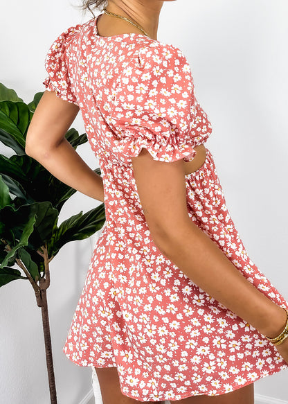 Vestido con abertura lateral y lazo en la cintura