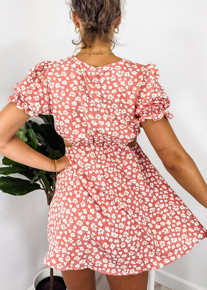 Vestido con abertura lateral y lazo en la cintura