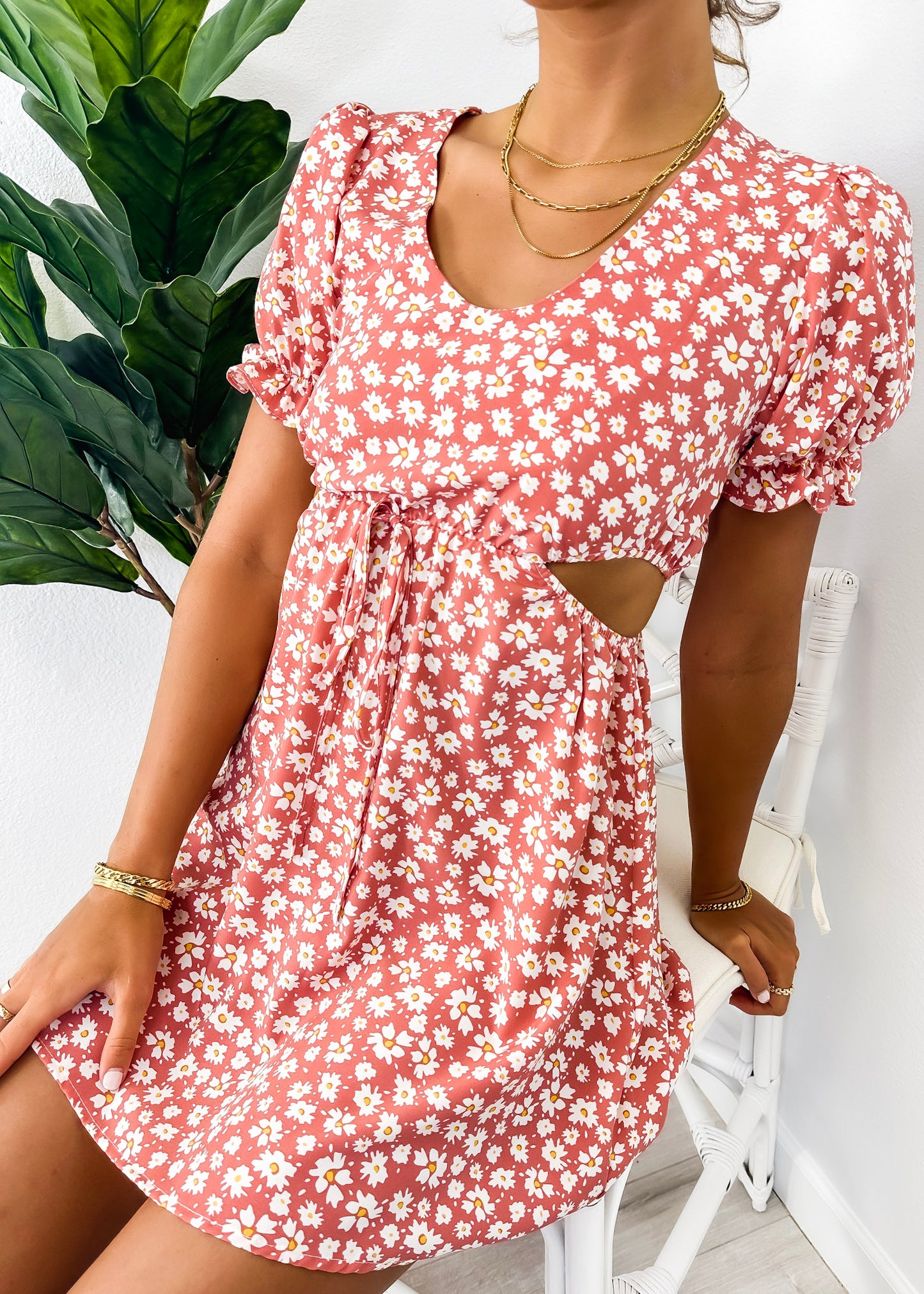 Vestido con abertura lateral y lazo en la cintura