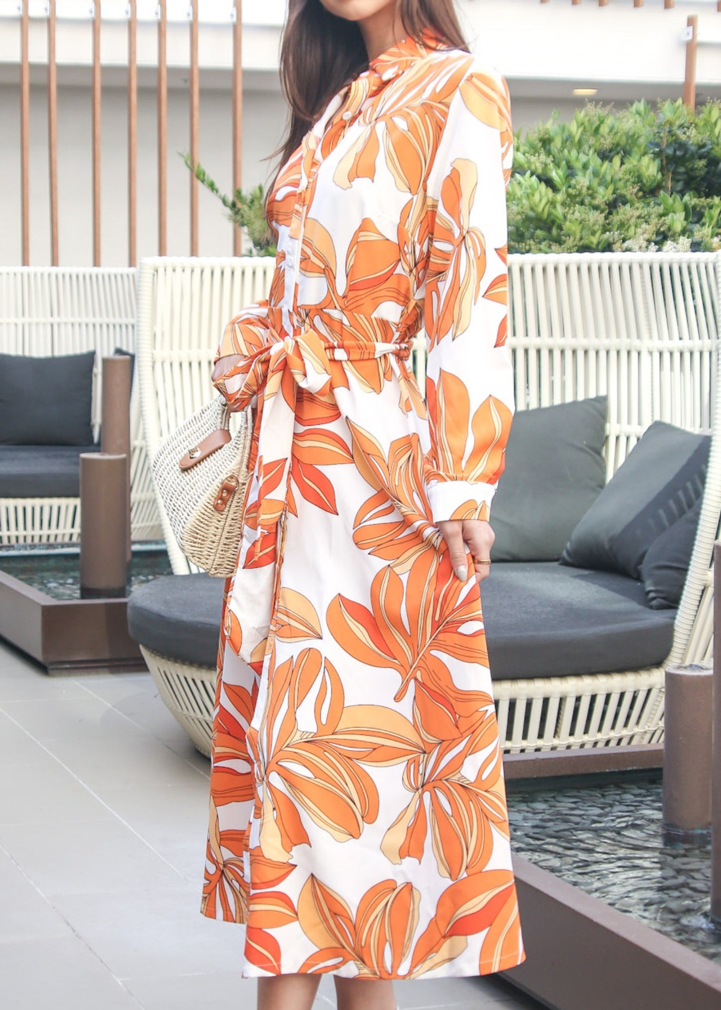 Vestido camisero con lazo en la cintura y estampado floral 