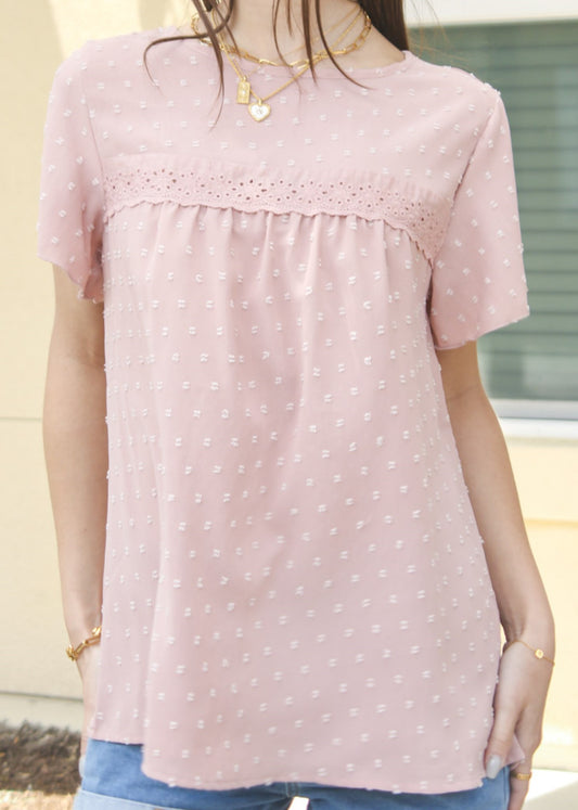 Blusa de lunares suizos con detalle de ojales