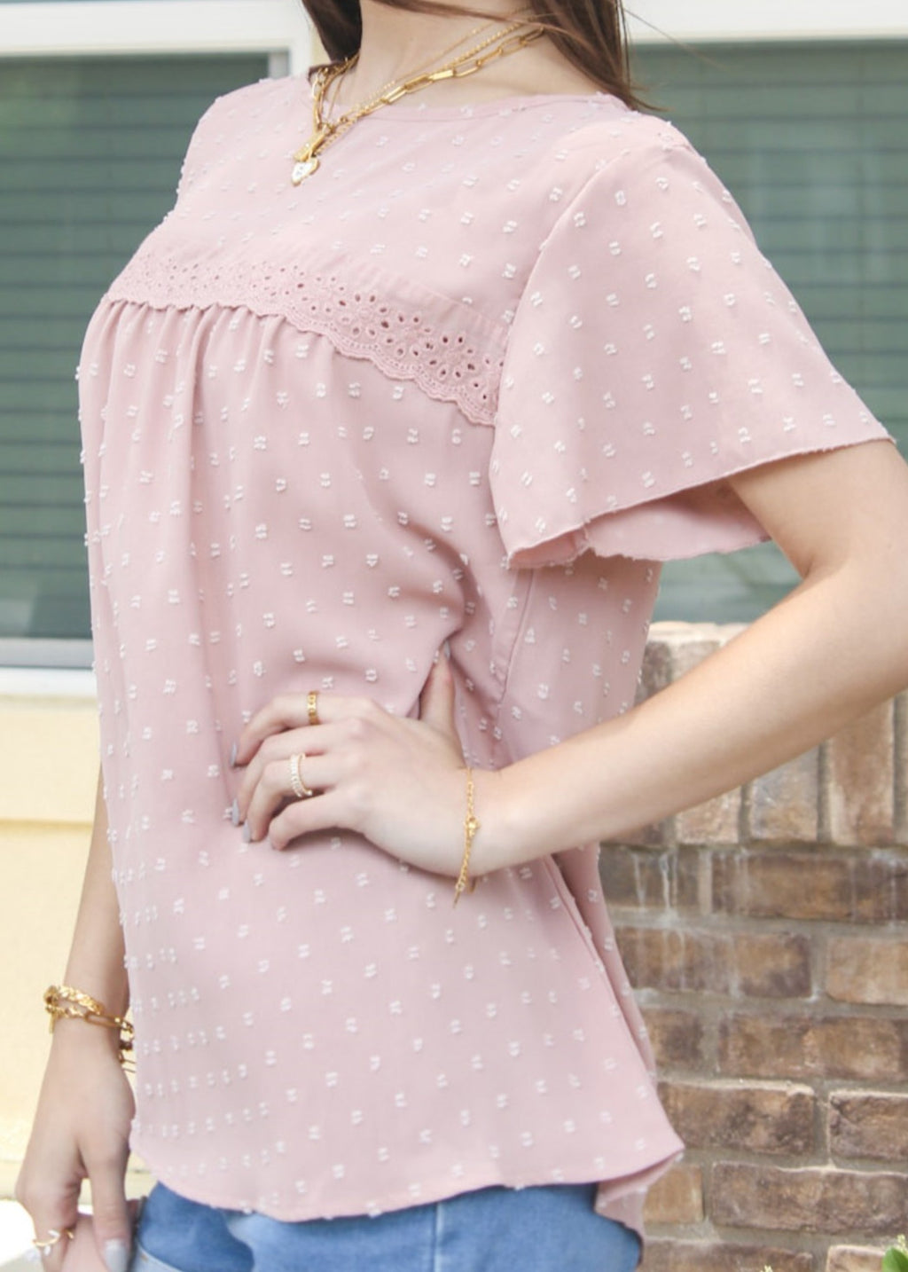 Blusa de lunares suizos con detalle de ojales