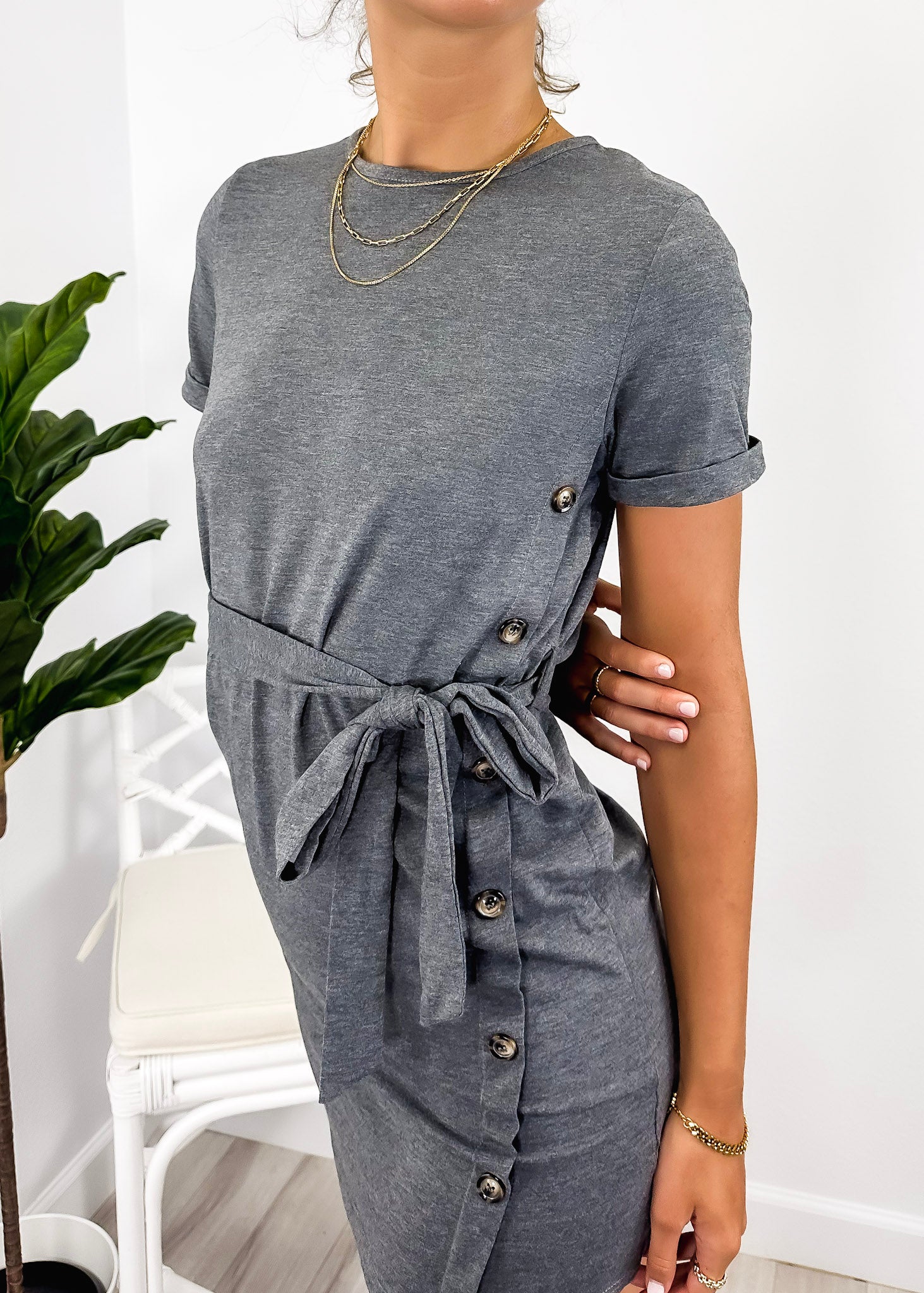 Vestido estilo camiseta con botones laterales