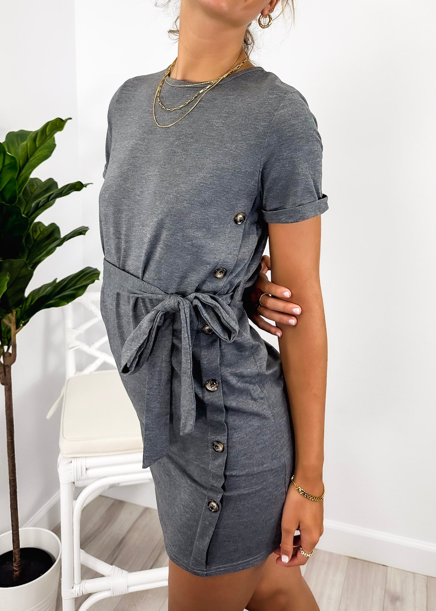 Vestido estilo camiseta con botones laterales