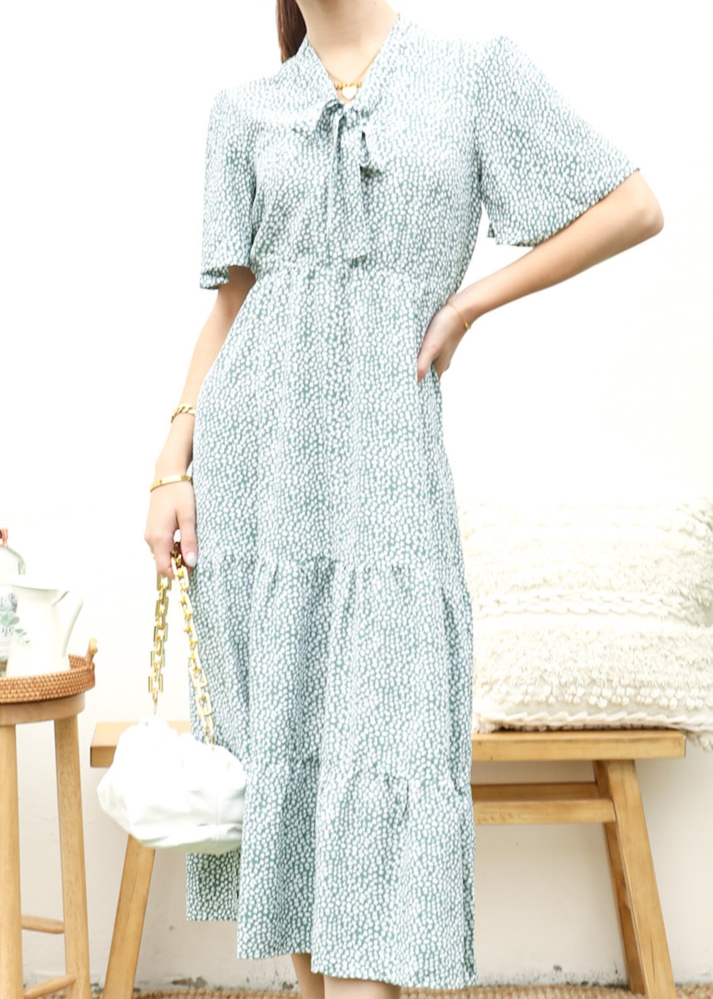 Vestido midi floral con lazo en el cuello 