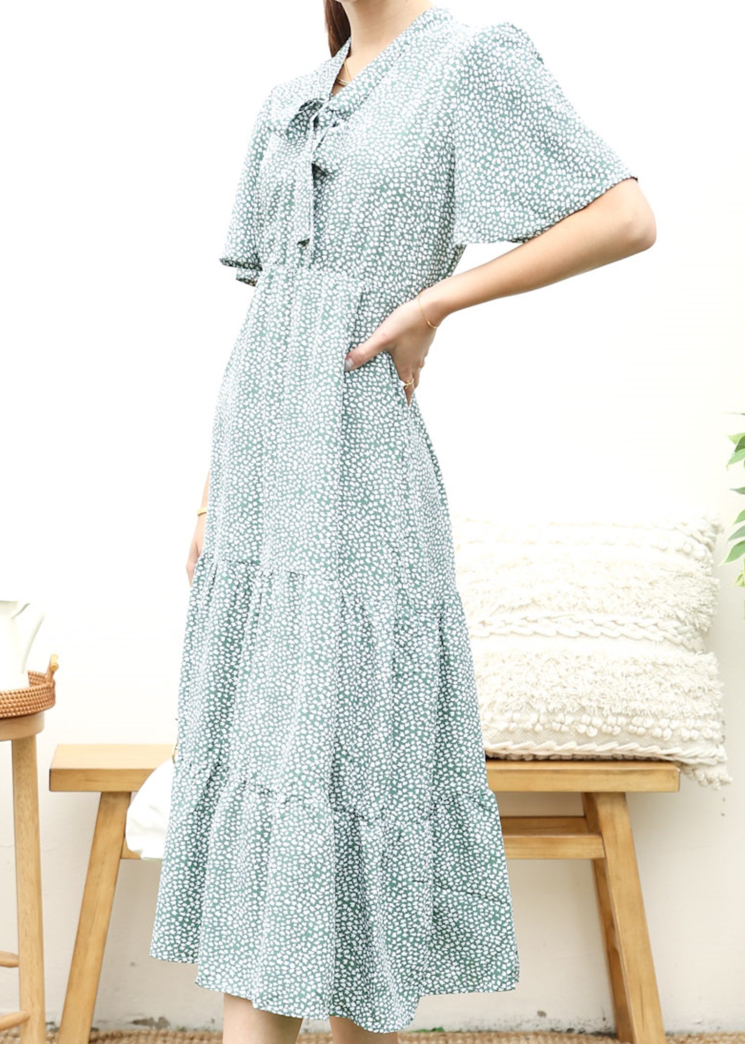 Vestido midi floral con lazo en el cuello 