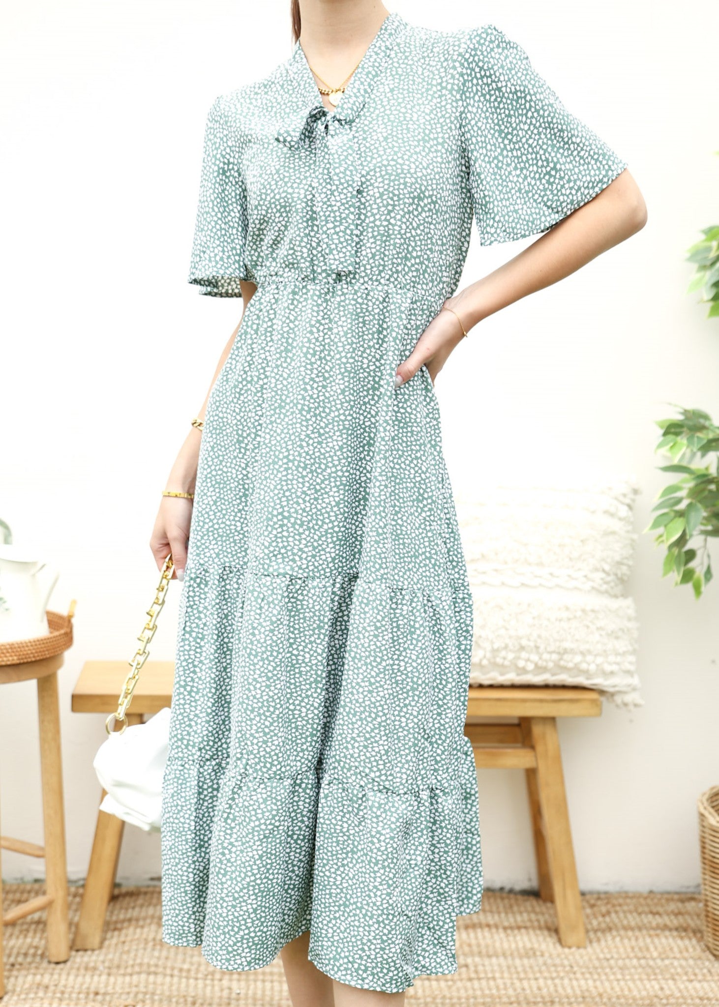 Vestido midi floral con lazo en el cuello 