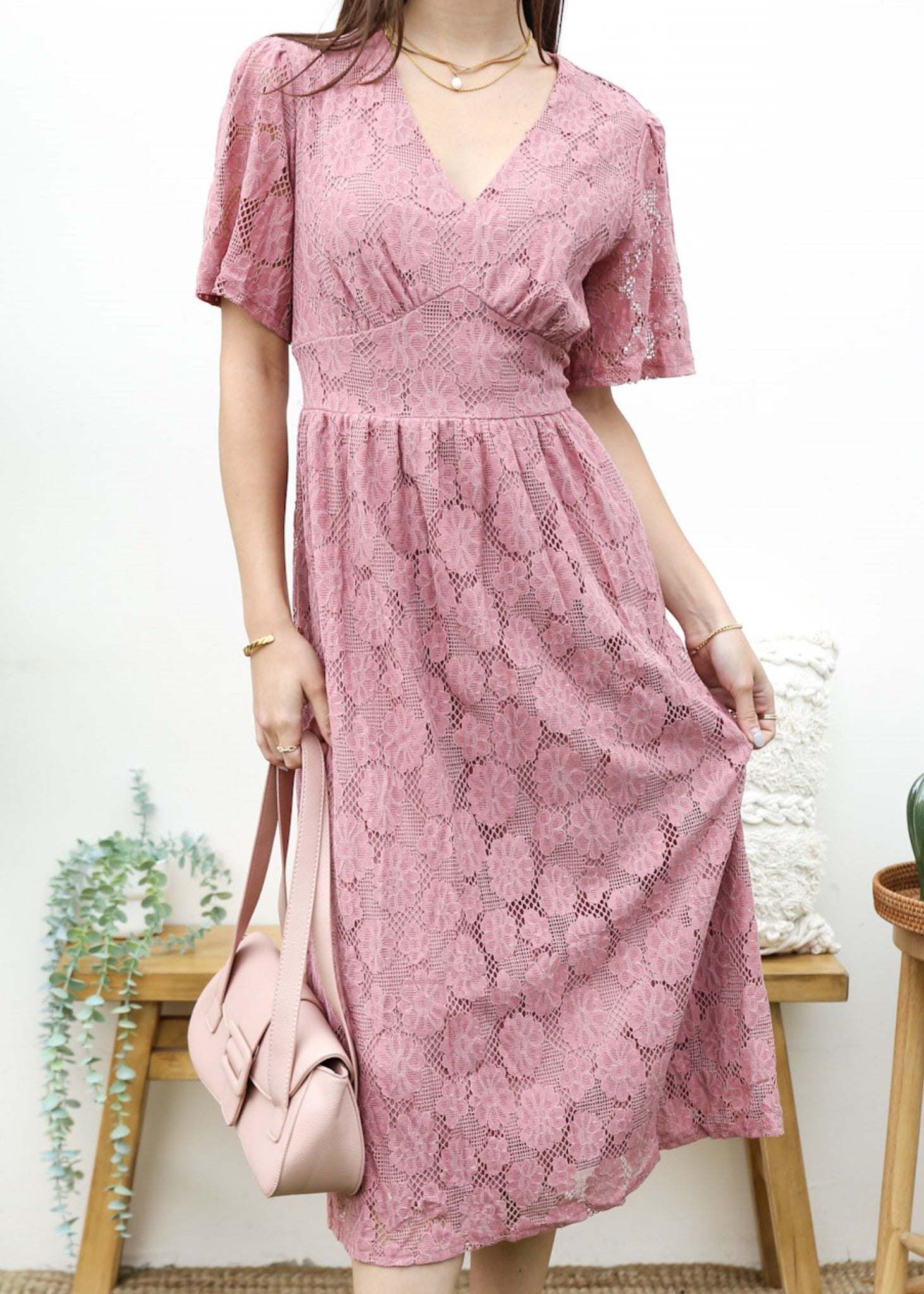 Vestido midi de encaje floral 