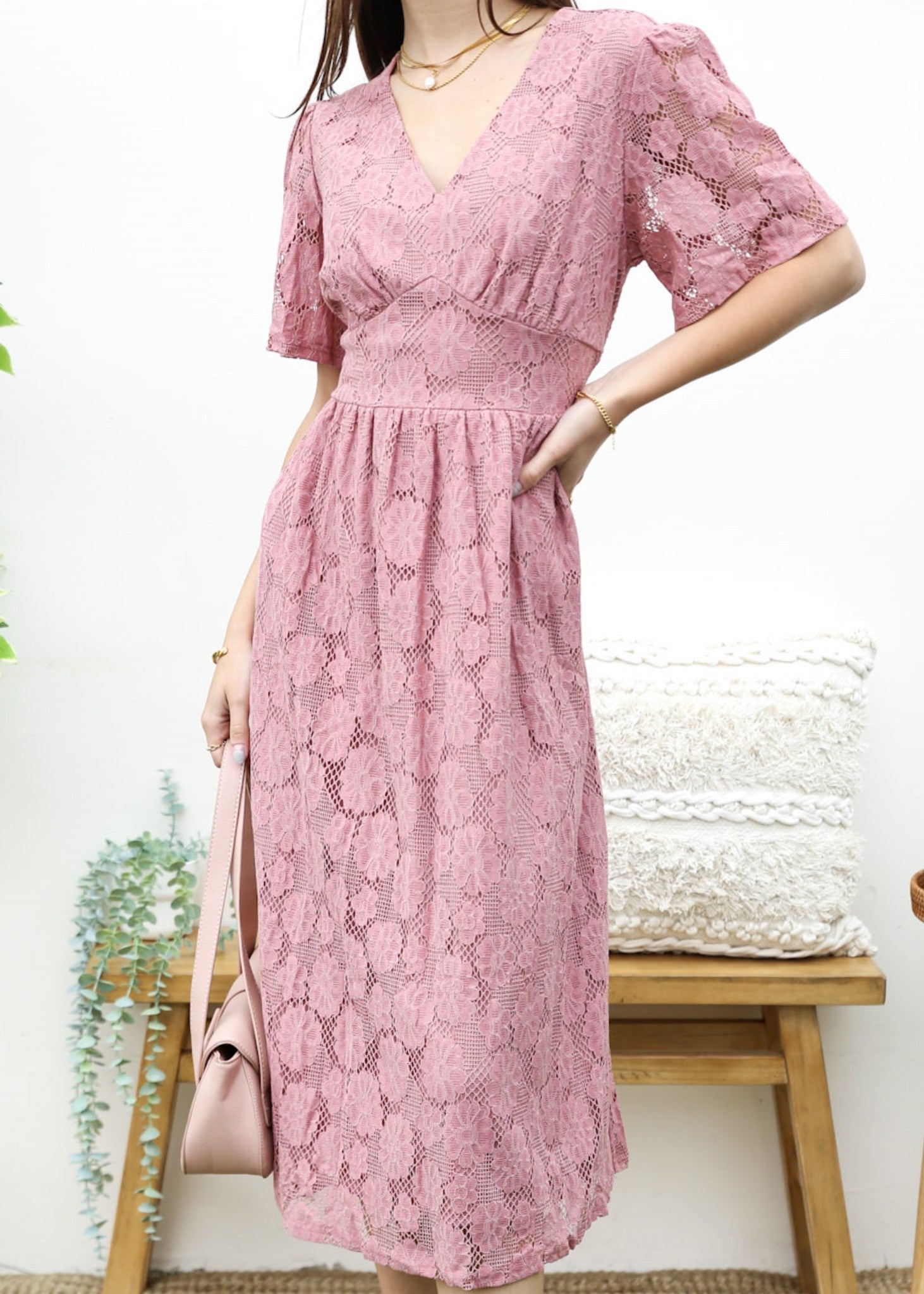 Vestido midi de encaje floral 
