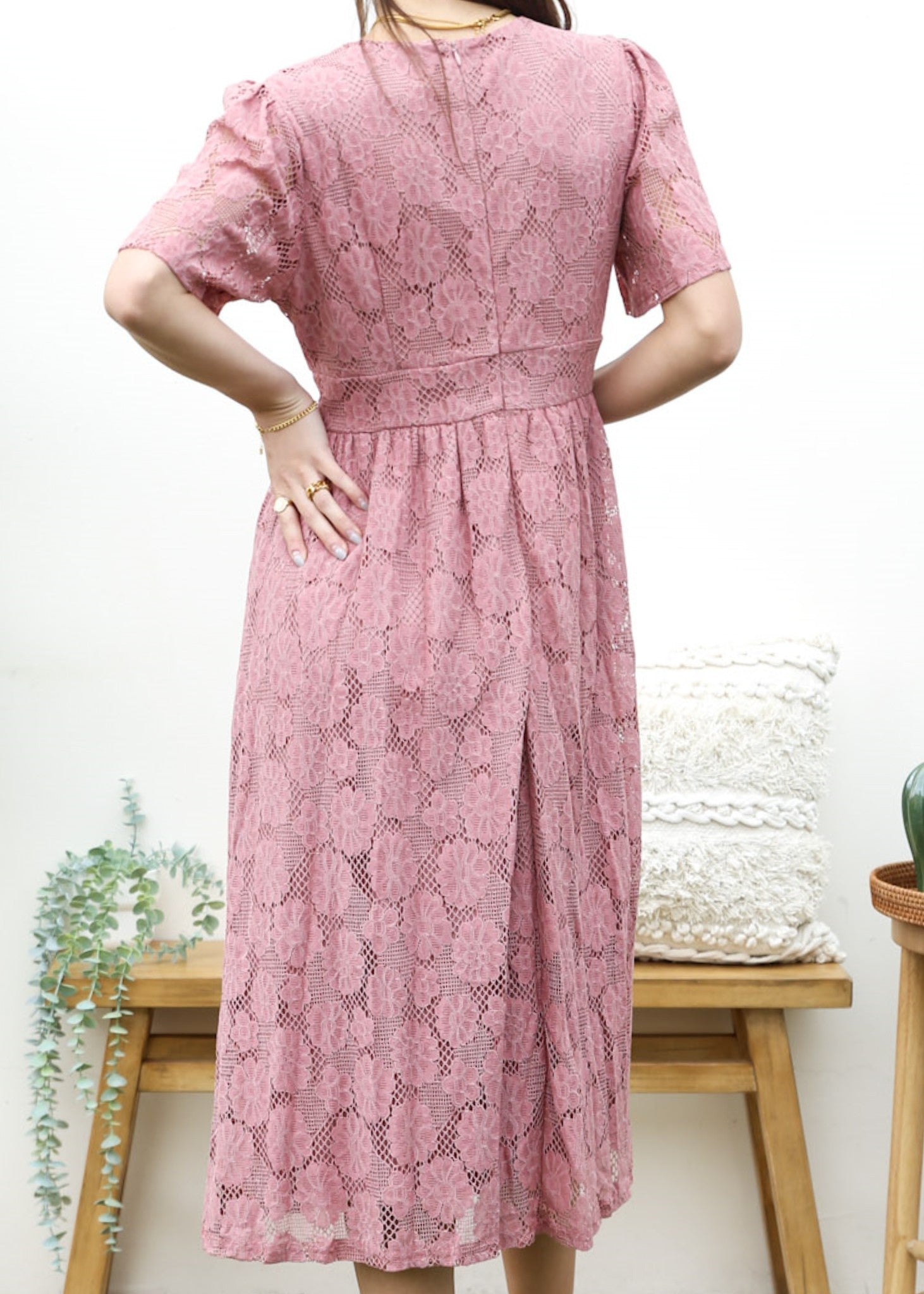 Vestido midi de encaje floral 