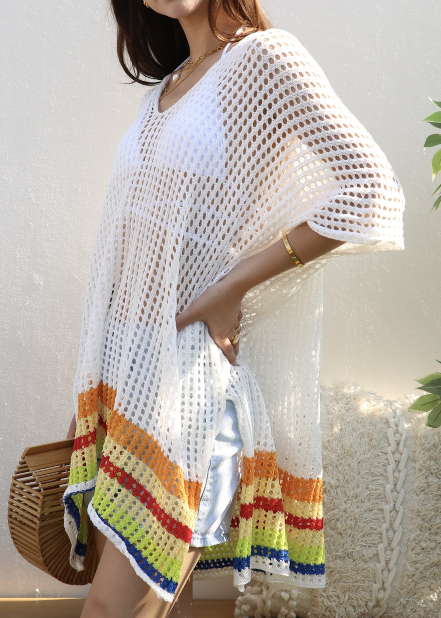 Vestido playero con dobladillo de rayas de arcoíris